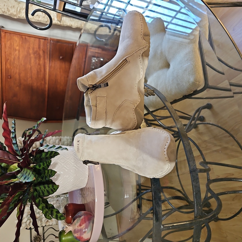 Suede booty never worn size 7